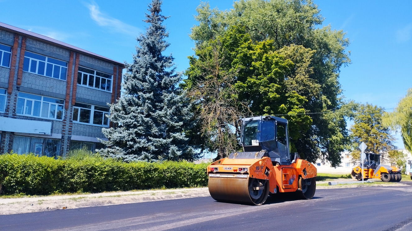 В Выгоничах укладывают верхний слой асфальта из прочной смеси А16Вн на улице Ленина