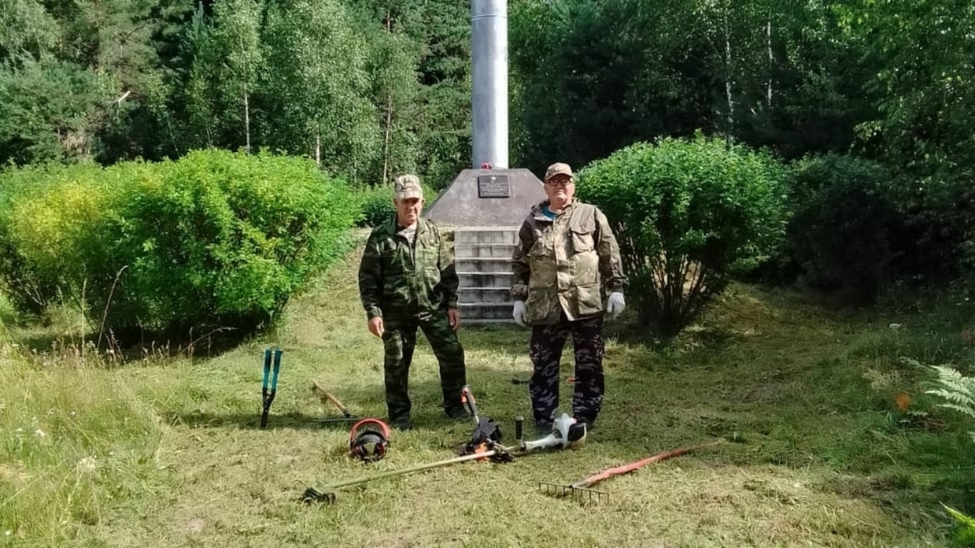 Брянские лесники благоустроили мемориал "Пуля" в Дятьковском районе