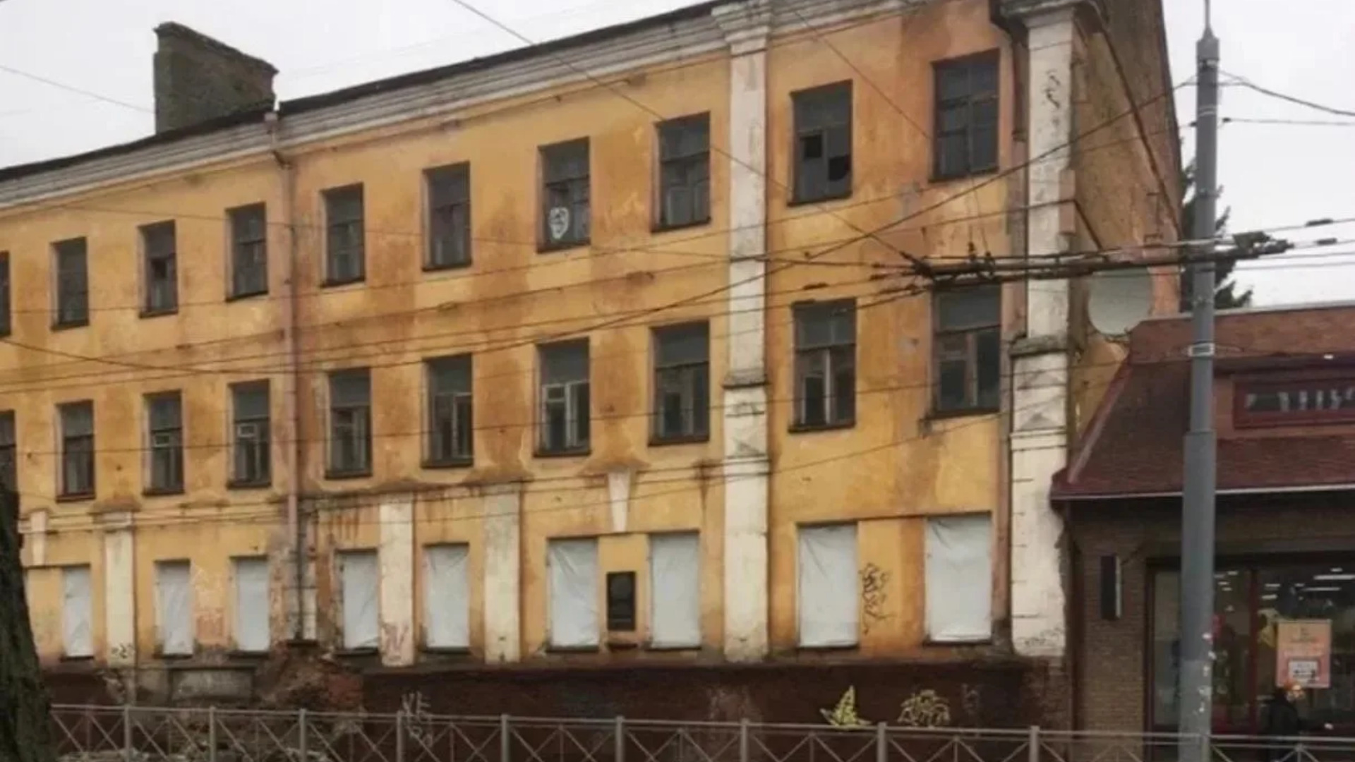 В Брянске сносят трёхэтажный дом с богатой историей 