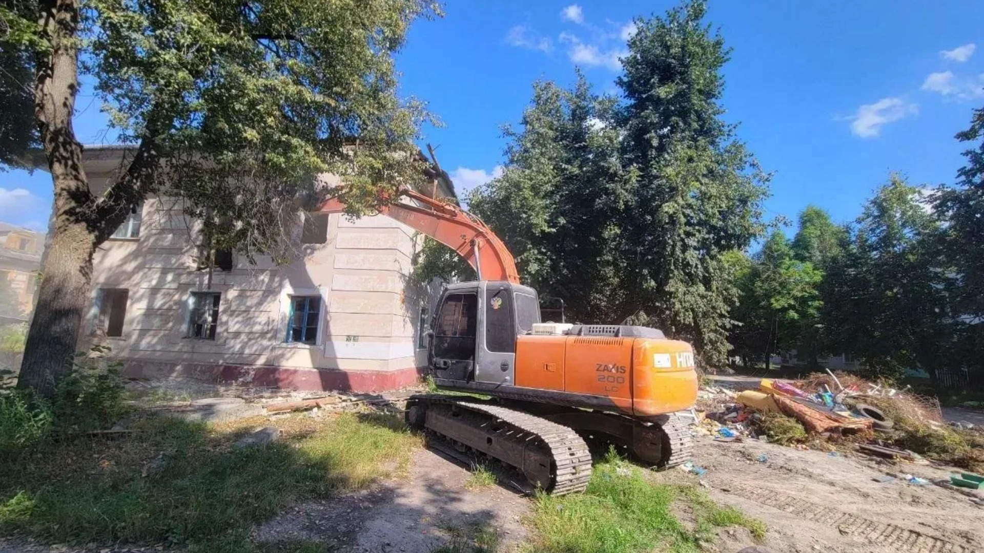  В Брянске сносят аварийный дом советской постройки на улице Коммунистической