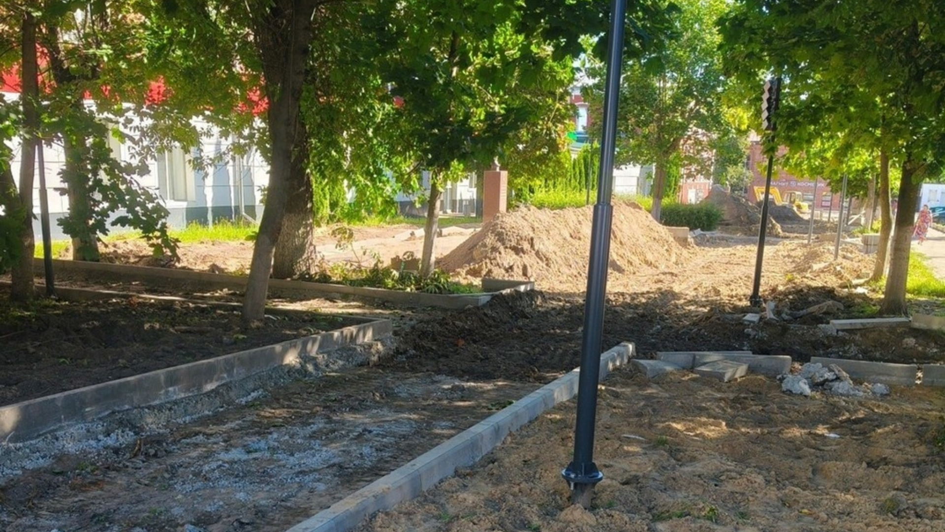 В Новозыбкове по нацпроекту благоустраивают Аллею Славы 
