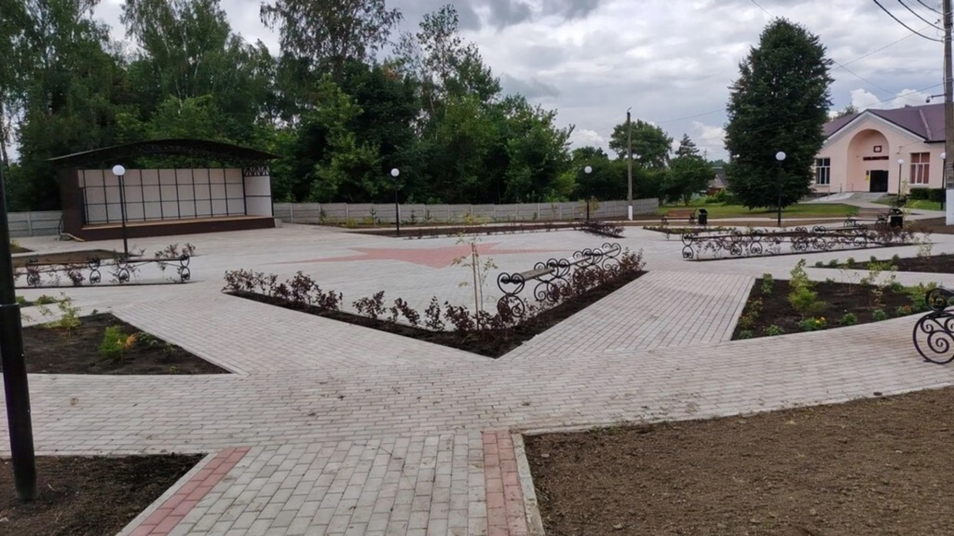 В Выгоничах выполнили благоустройство Аллеи Славы за 3,5 млн рублей 