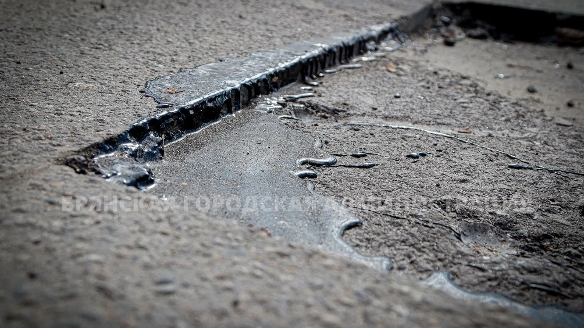 Брянские дорожники отремонтировали за день 323 квадратных метра проезжей части 