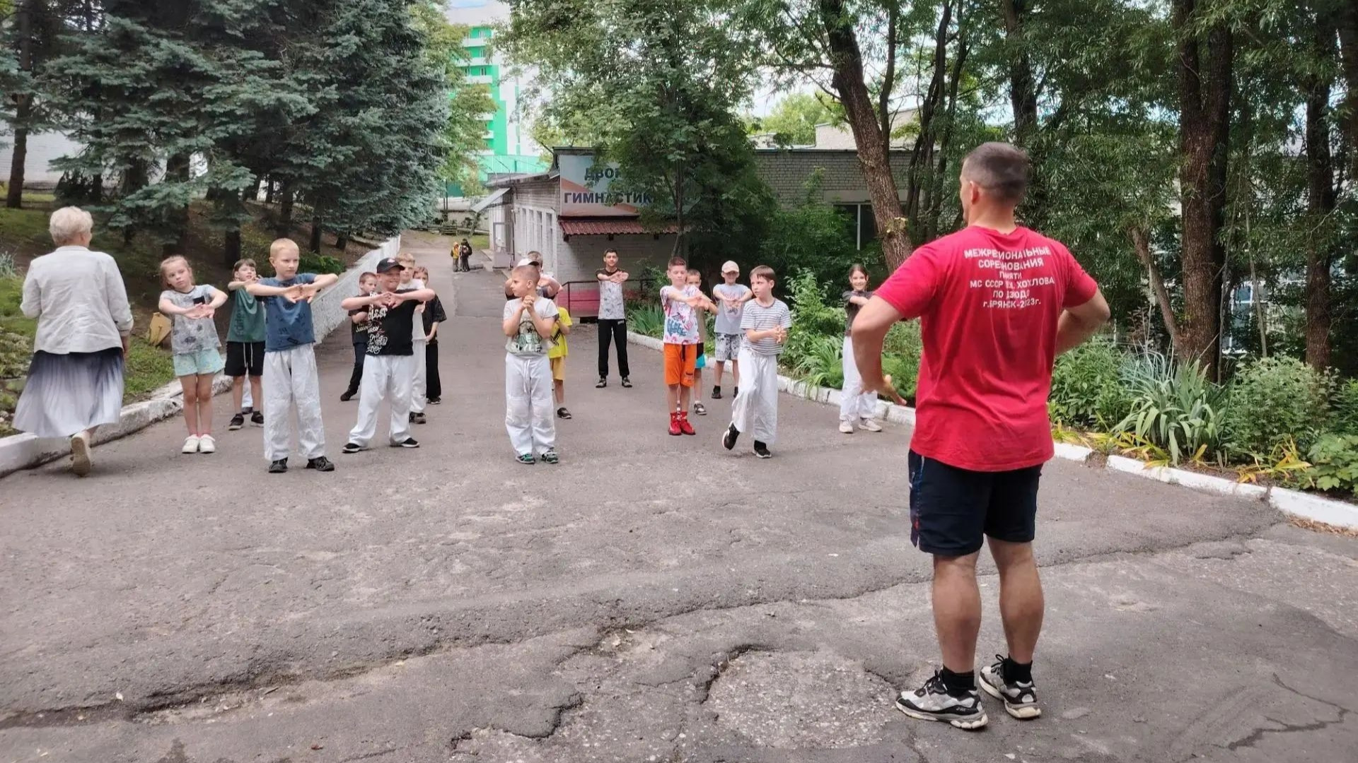 Мастер спорта России провел в Брянске зарядку со спортсменами СШОР по борьбе
