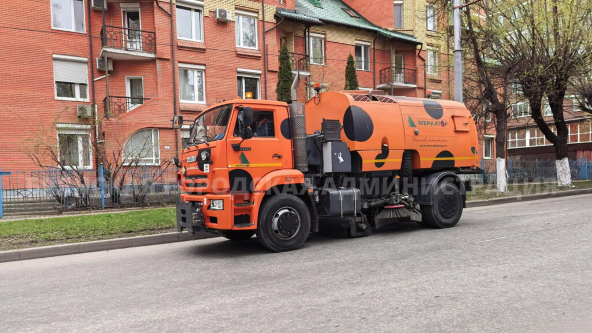 Дорожные службы Брянска ведут масштабную механизированную уборку улиц