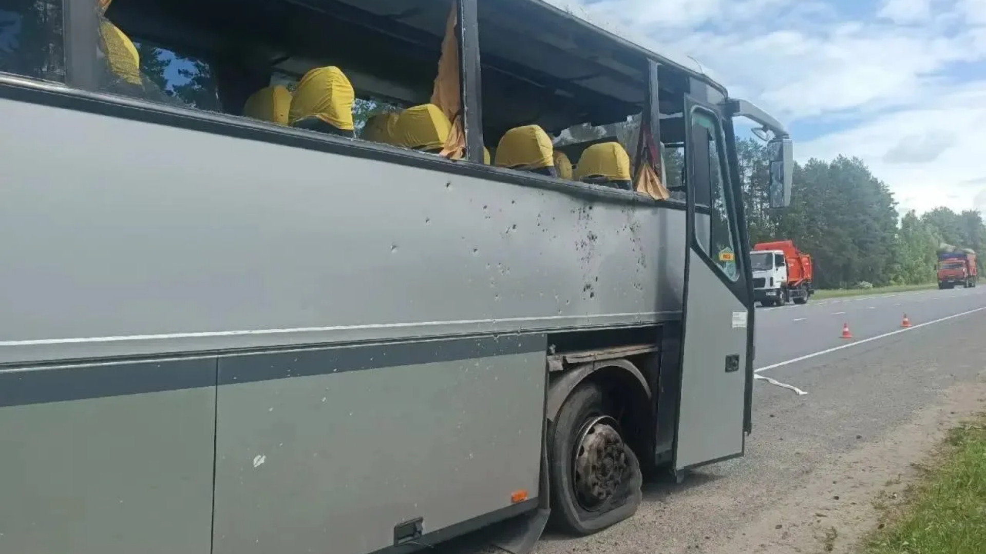 Мирошник опубликовал фото автобуса, попавшего под удар ВСУ в Брянской области 