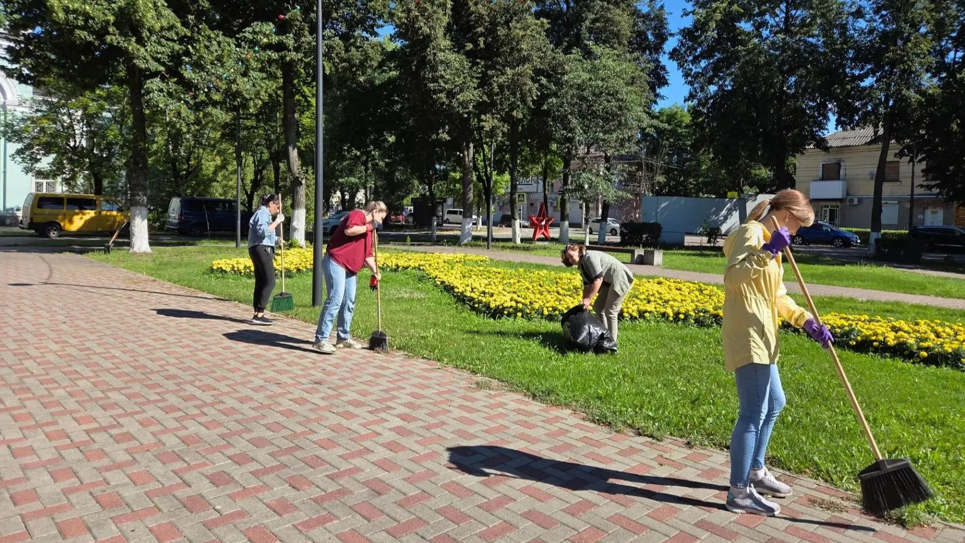 В Брянске благоустроили Липовую аллею в рамках традиционного "пятничника"