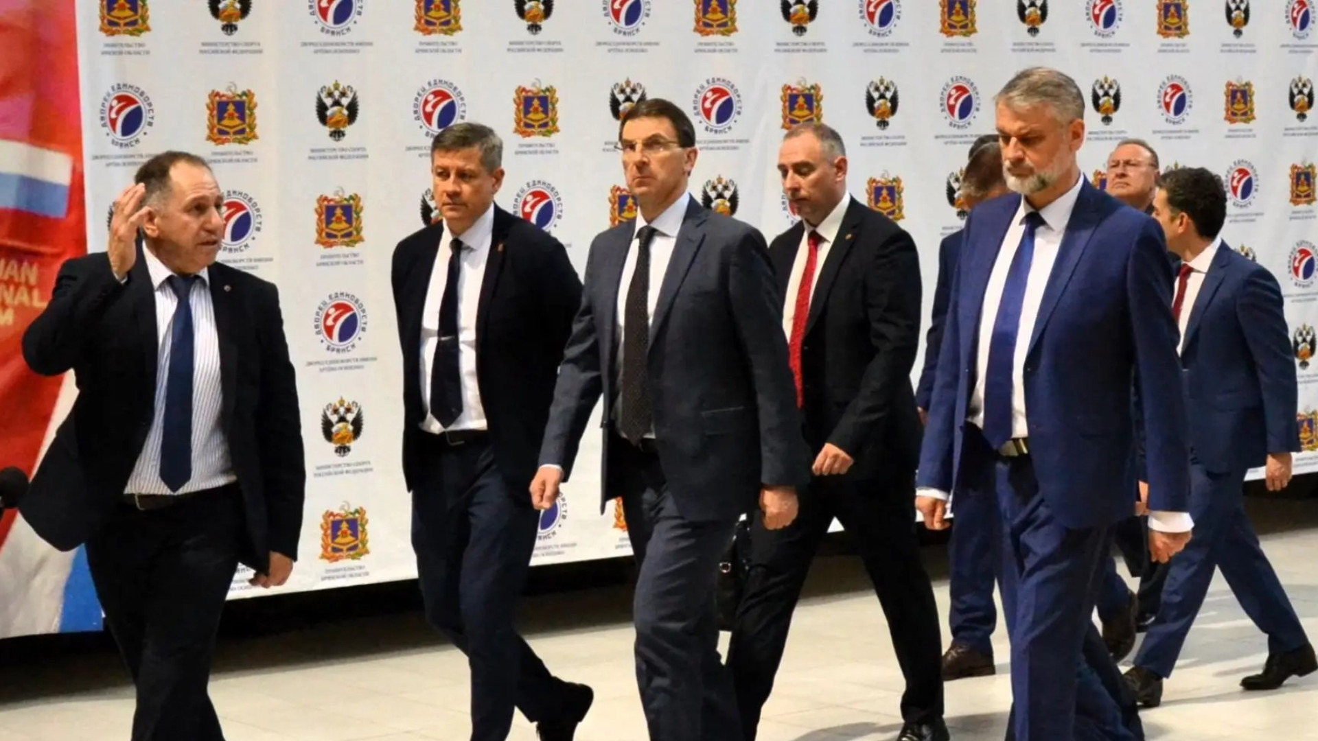Полпред президента Игорь Щеголев посетил Дворец единоборств в Брянске