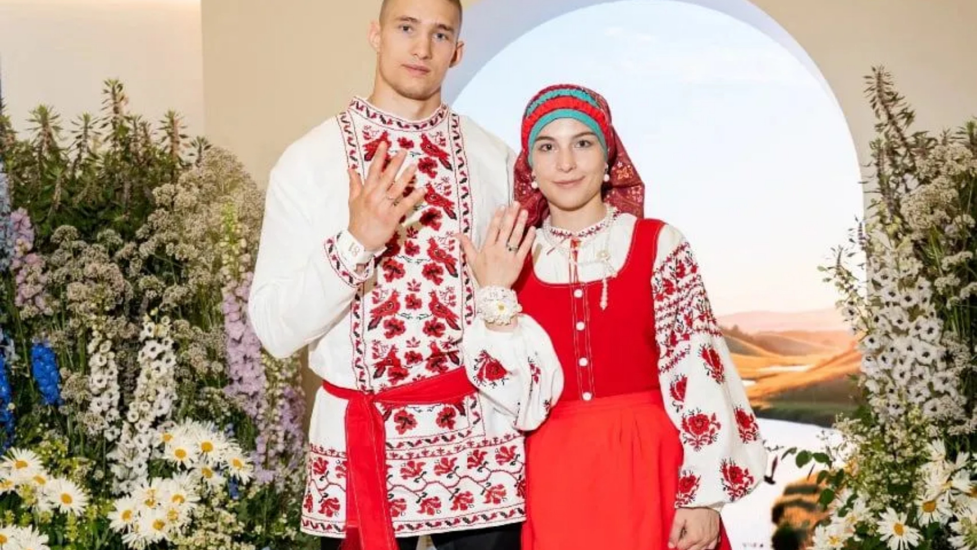 Брянские чемпионы оформили отношения в Москве в народных костюмах Унечского района