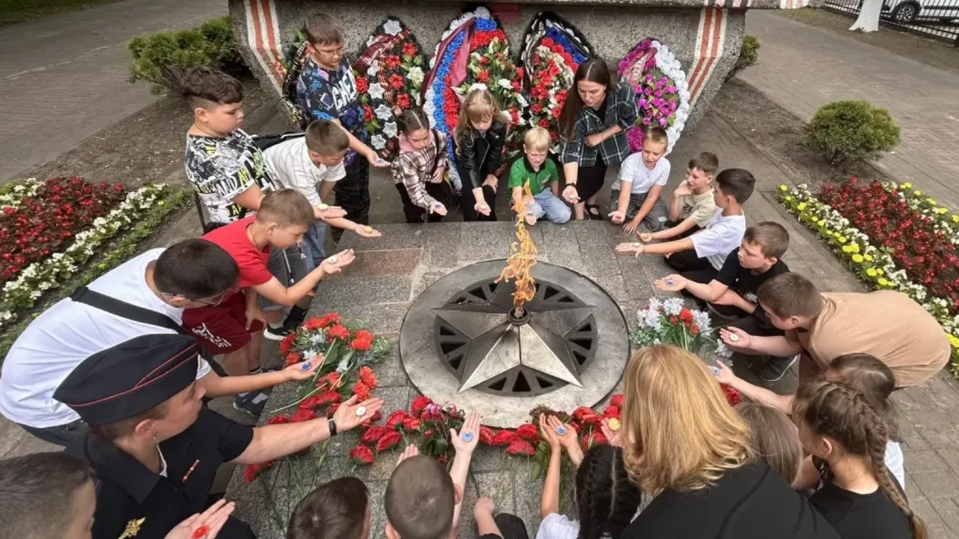 "Свеча памяти" в Унече: как школьники и полицейские вместе вспоминали героев