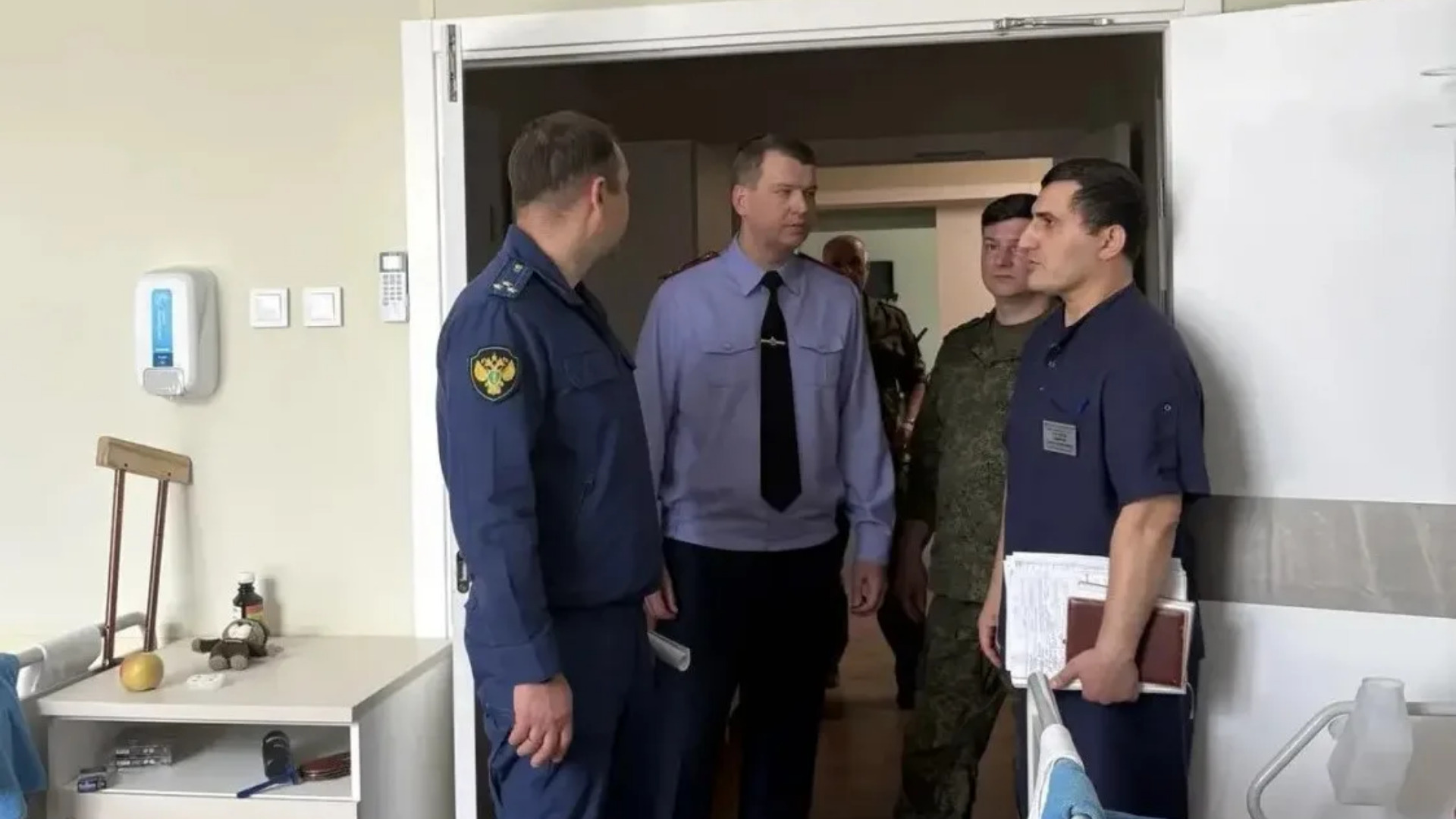 Глава брянского СК провел личный прием участников СВО в военном госпитале