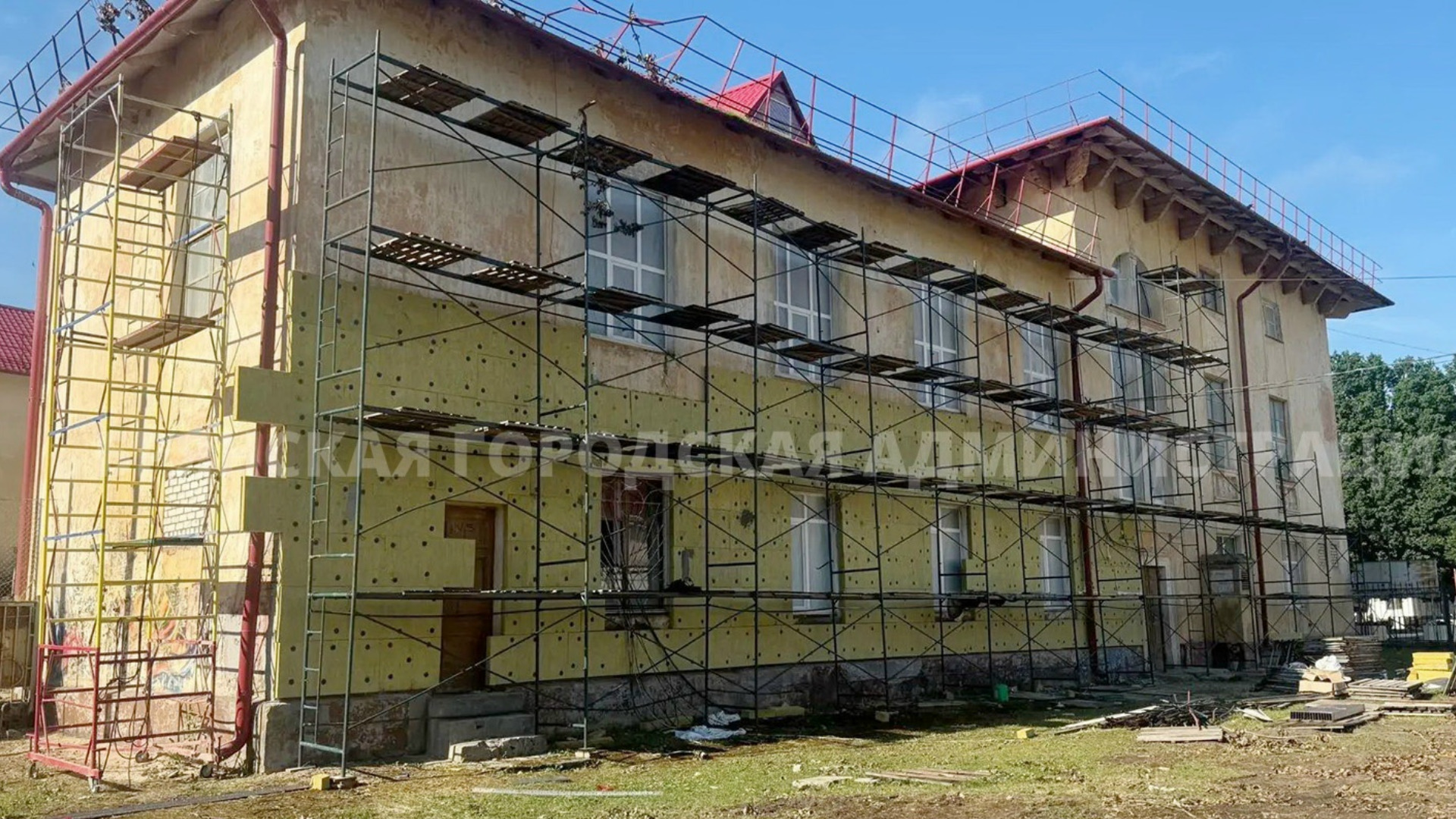 В Володарском районе начали утеплять фасад городского дворца культуры