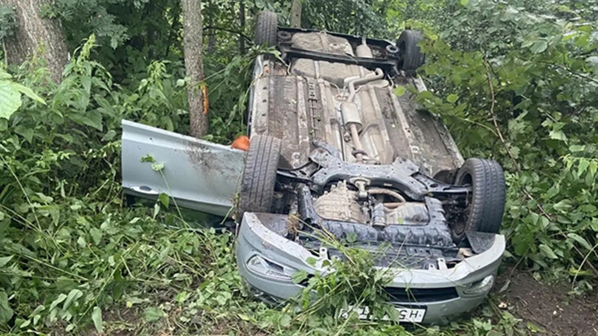 Сотрудники УФСИН пришли на помощь женщине, попавшей в ДТП на брянской трассе 