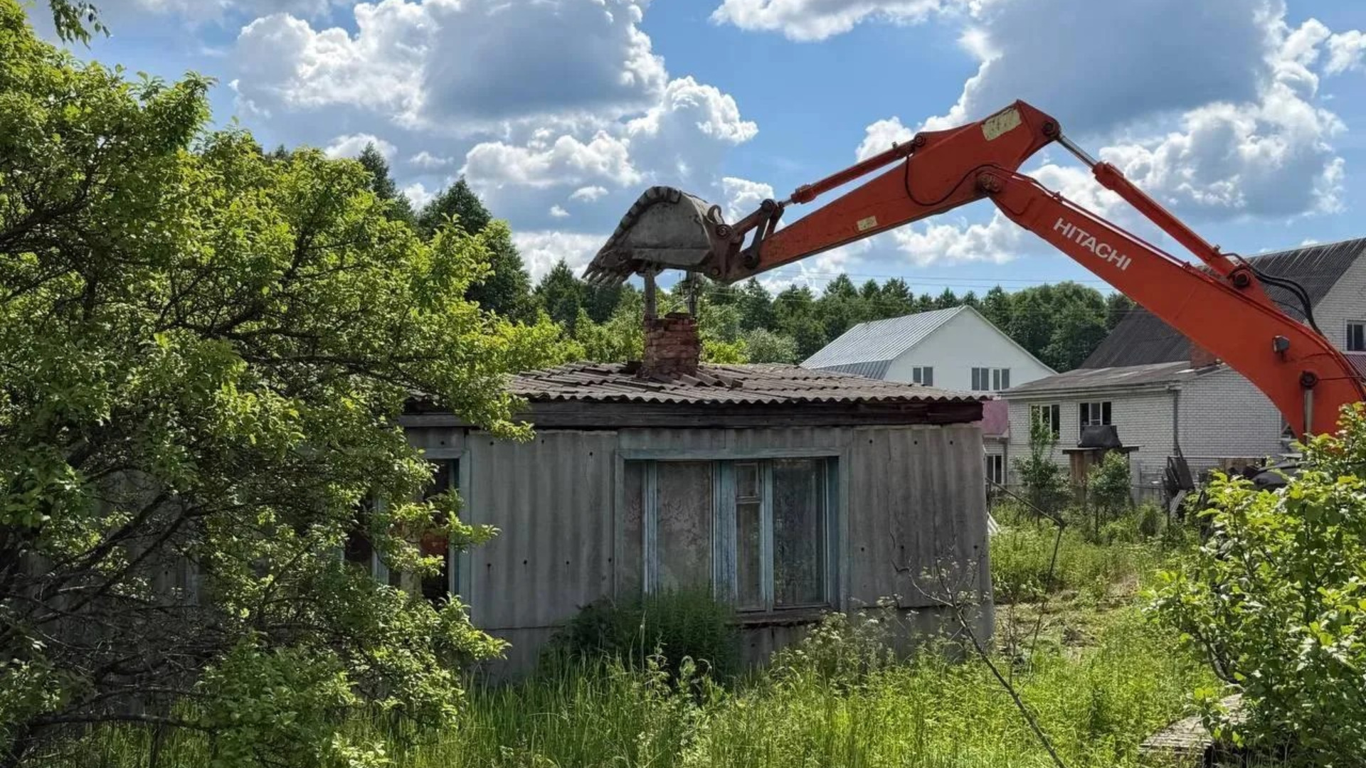 В посёлке Белые Берега сносят ветхий дом