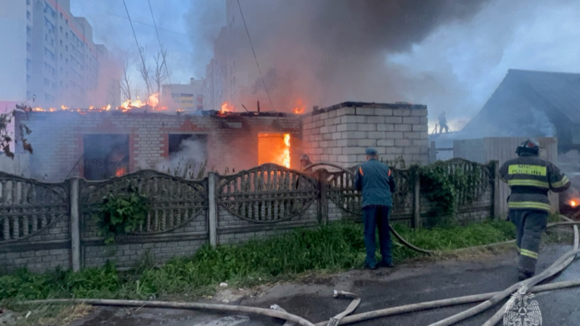 В Брянске на улице Кольцова сгорели два дома