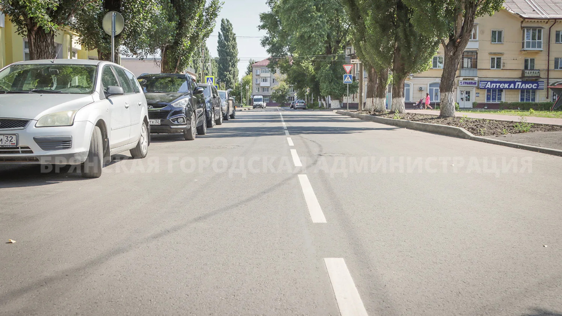В Брянске уложили асфальт и сделали тротуары с пандусами на улице Клары Цеткин