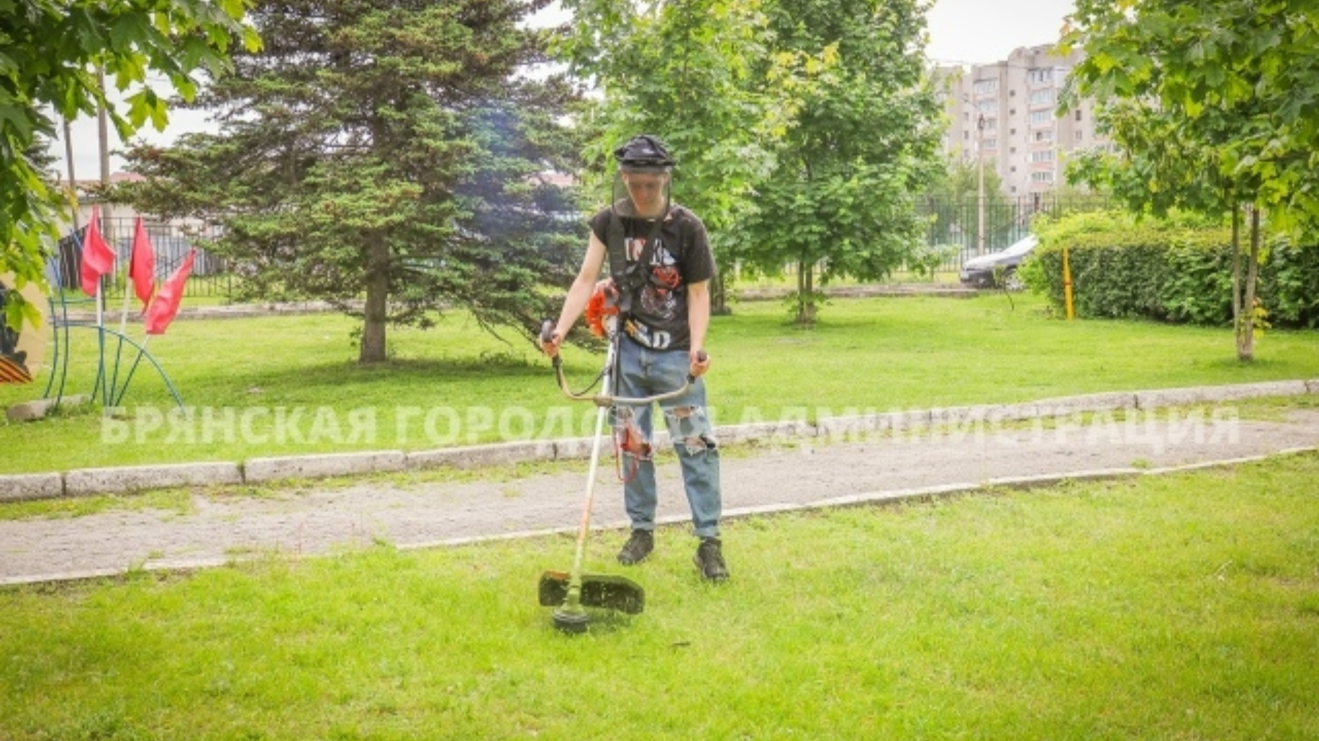 Брянские дорожники за выходные скосили около 25,5 тысячи квадратных метров травы
