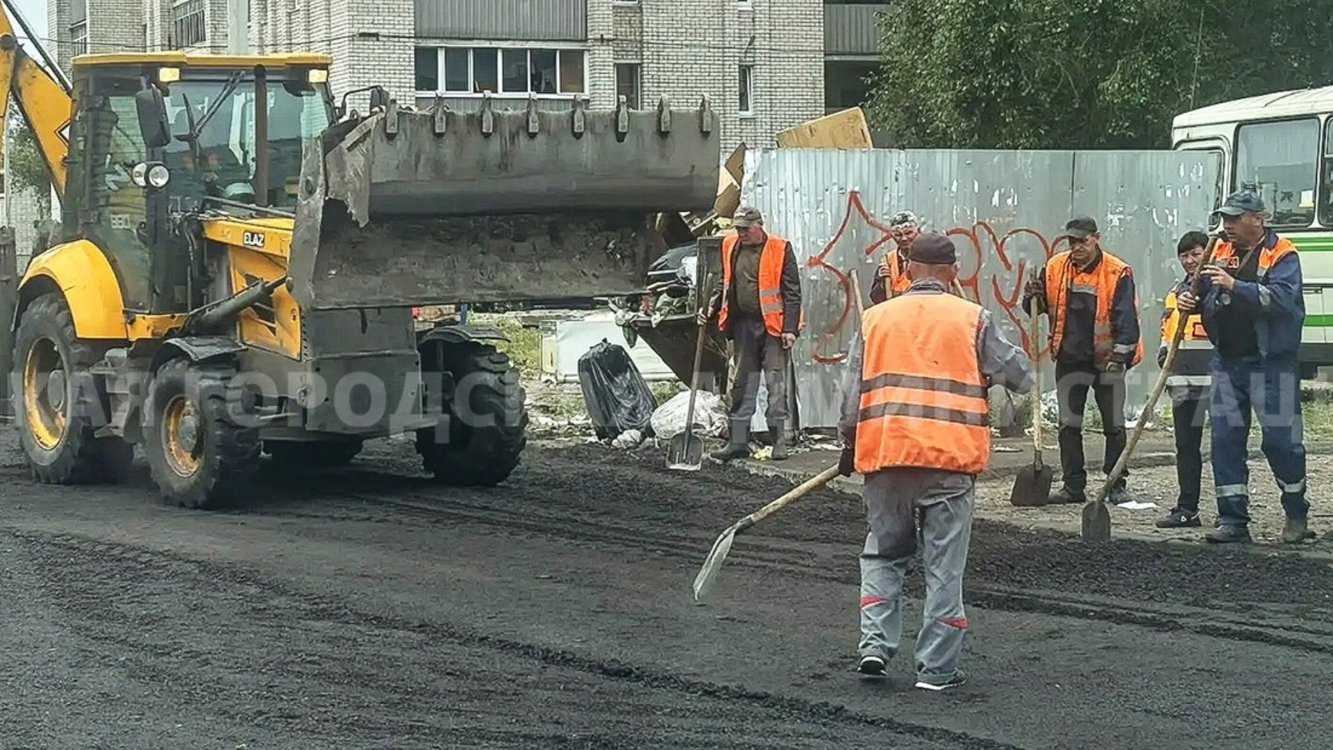 В Брянске продолжается ямочный ремонт с помощью асфальтобетонной крошки