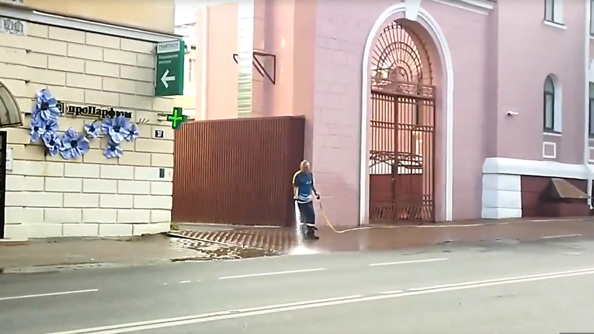 В Брянске дорожные службы выкашивают траву, высаживают цветы и убирают улицы