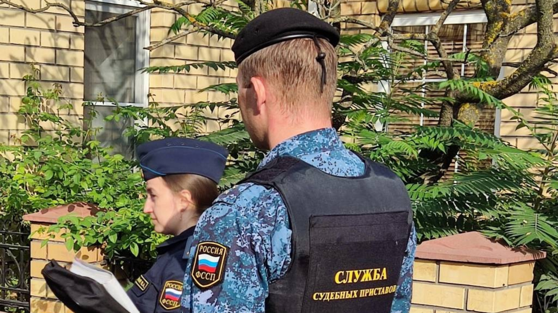 В Брянске нерадивый отец напал на пристава из-за долга по алиментам в 185 тыс. рублей