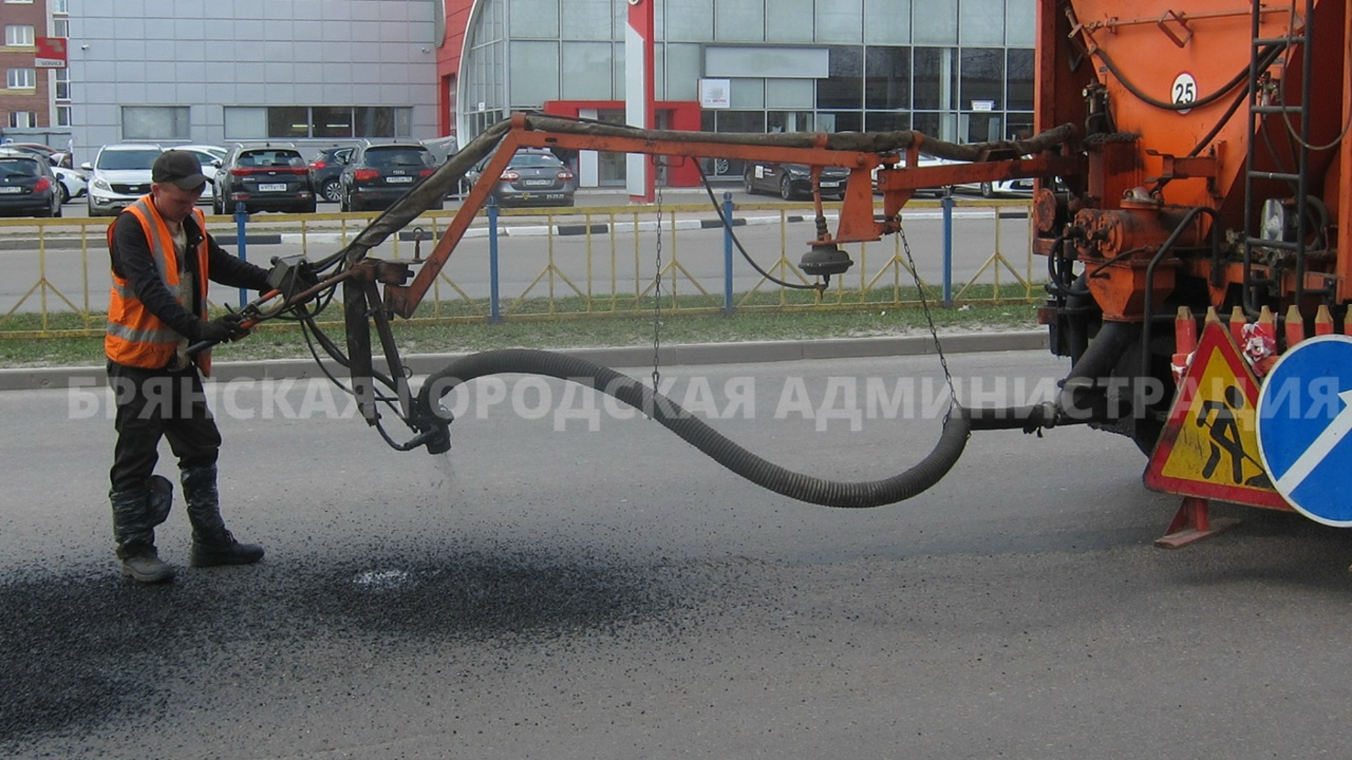 В Брянске дорожные службы ведут текущий ремонт улиц