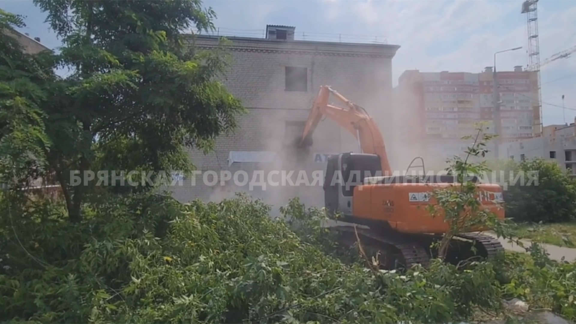 В Брянске начали снос аварийного дома на улице Спартаковской