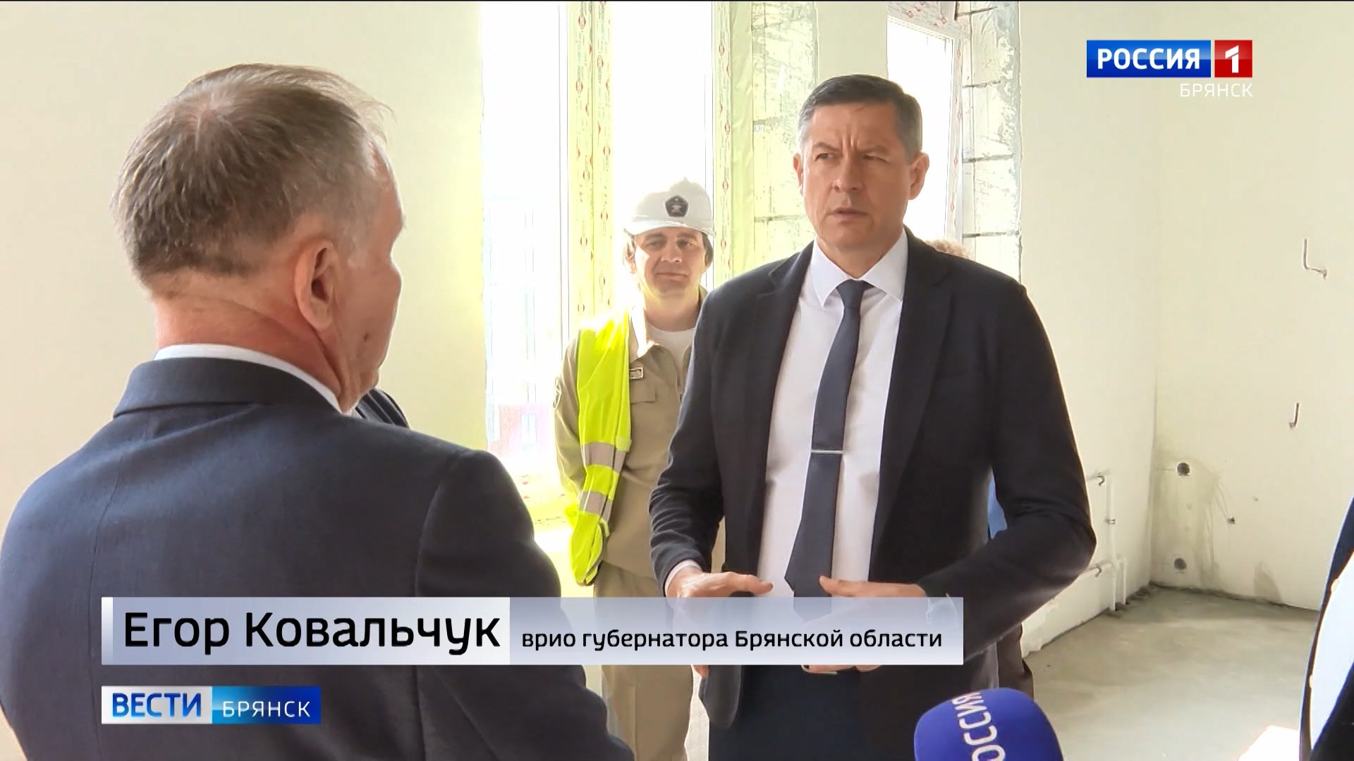 Егор Ковальчук проверил ход строительства новой школы на Амосова в Брянске 