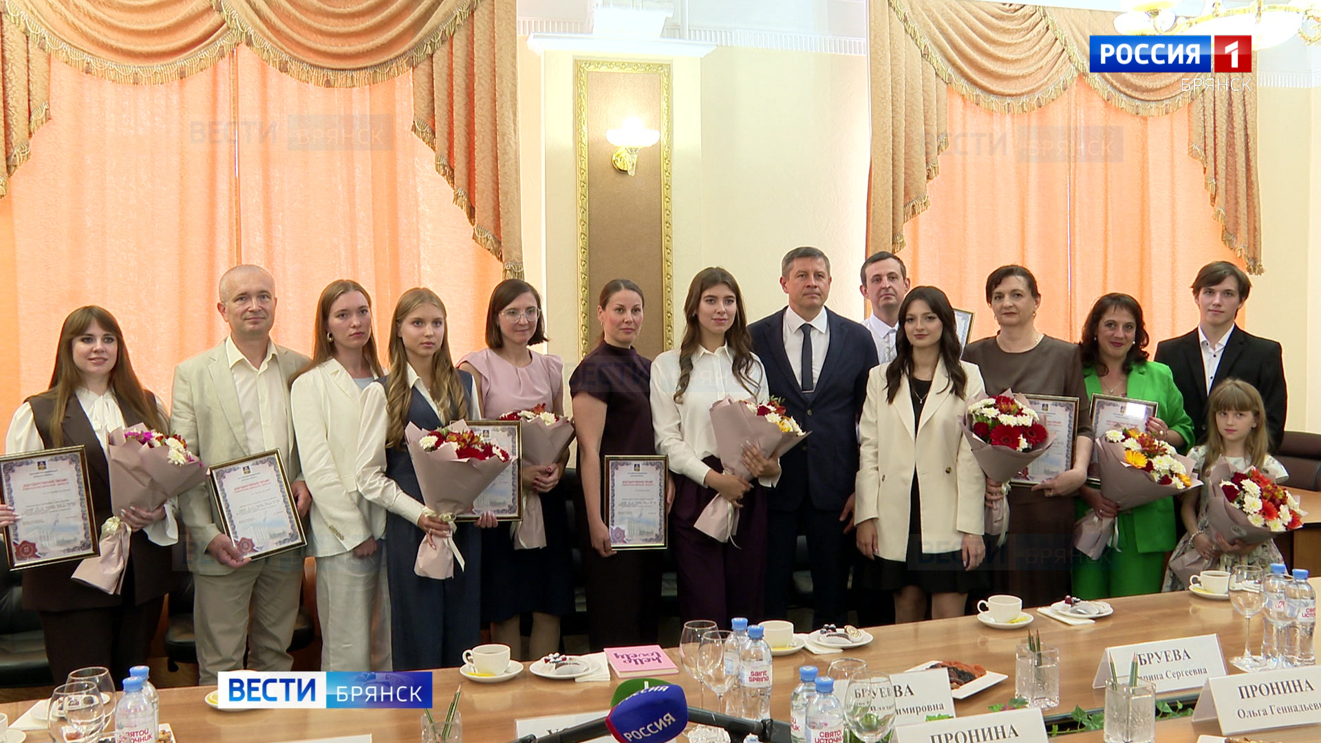 Егор Ковальчук встретился с выпускниками-стобалльниками 