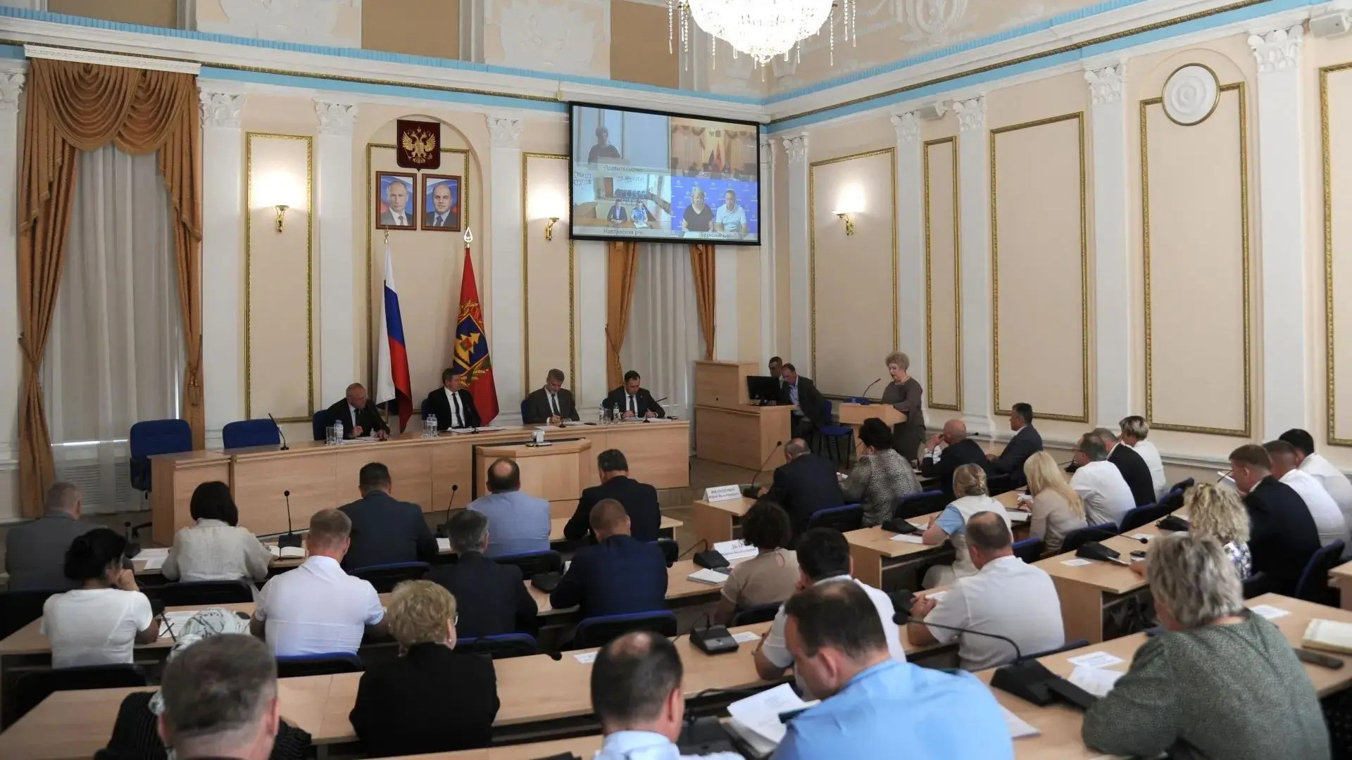 В Брянской области подвели итоги ЕГЭ: 105 стобалльников и задача удержать выпускников