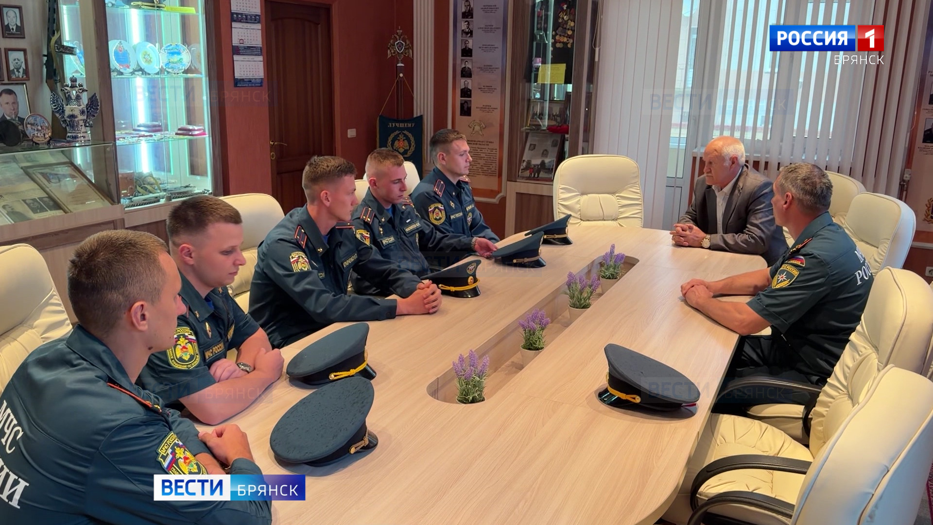 День выпускников Академии Государственной противопожарной службы провели в брянском главке МЧС России