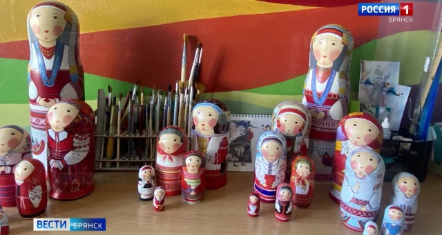 Народный костюм Суражского района воссоздали в росписи матрёшки
