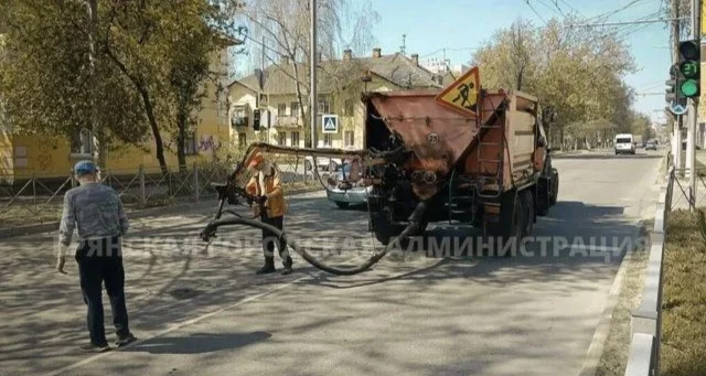 Брянские дорожники отремонтировали за день 161,2 квадратных метра проезжей части