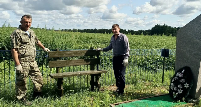 В поселке Галчинский благоустроили территорию у местного памятника жертвам фашизма