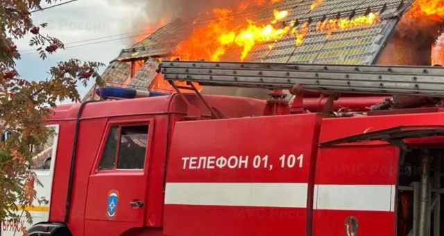 В Брянске ликвидировали возгорание в трех домах на переулке Осоавиахима и Фрунзе