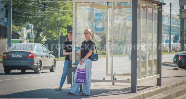 Шесть новых остановочных комплексов установили в Брянске на улице Красноармейской