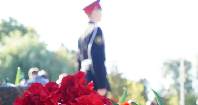 В Брянске на площади Партизан почтили память героев Великой Отечественной войны 