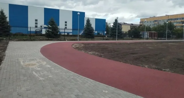 В Трубчевске благоустраивают спортивную площадку по нацпроекту