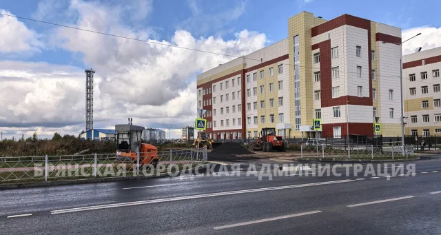 В Брянске делают парковку для машин возле нового здания поликлиники № 4 на Амосова