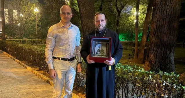 Дятьковскую хрустальную икону передали в единственный православный храм Пекина