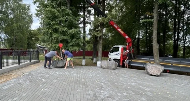 В Дубровке ведутся работы по благоустройству "Аллеи Славы" на улице 324-й дивизии