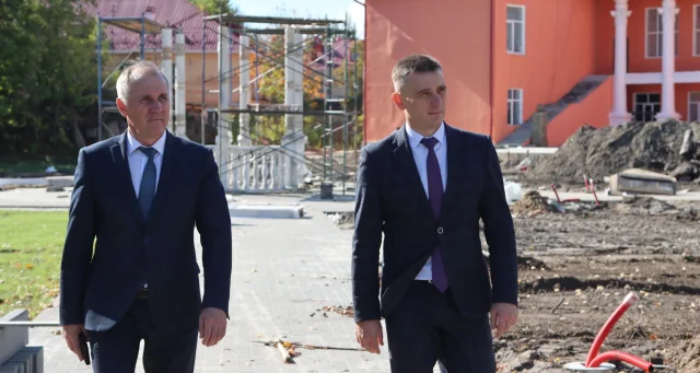 Александр Макаров оценил ход работ в ДК и новом парке Володарского района
