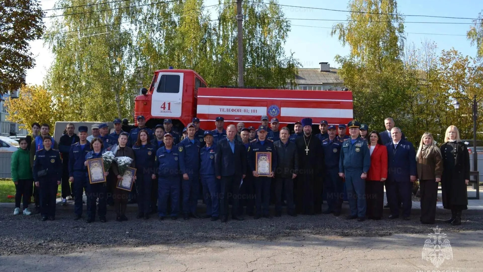 02 mchs u pamyatnika
