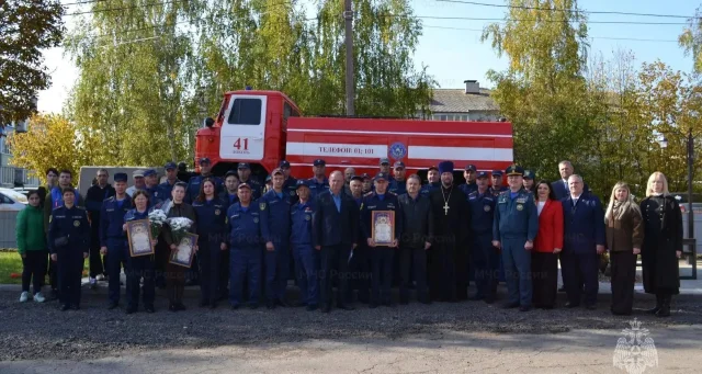 В Брасовском районе открыли памятник пожарному автомобилю АЦ-30
