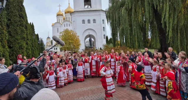 "Играй, гармонь" приехала в Брянск: съемки у стен собора и аншлаг на концерте Заволокиных