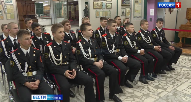 Брянские кадеты посетили выставку, посвященную Великой Отечественной войне