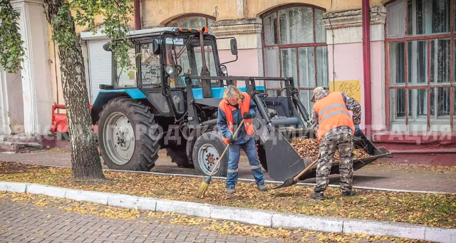 Дорожники наводят порядок в осеннем Брянске