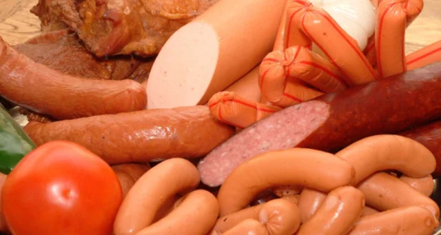 "Голодный" брянец похитил из продуктового магазина водку и мясные изделия