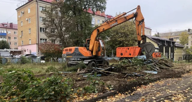 В Брянске разобрали старый аварийный корт на проспекте Ленина